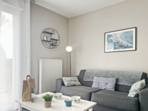 Vous avez un logement mais vous habitez loin : comment le gérer ?